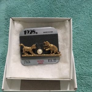 Vintage 1928 Pin with two cats and a faux pearl.